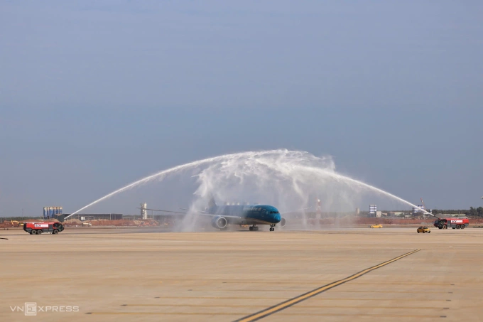 Máy bay Boeing 787-9 của Vietnam Airlines hạ cánh xuống Long Thành sáng 19/12. Ảnh: Phước Tuấn
