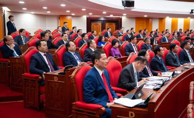 Bí thư Tỉnh ủy Đồng Nai Vũ Hồng Văn (cà vạt đỏ) tại phiên bế mạc hội nghị Trung ương 2 khóa 14, chiều 25/3.